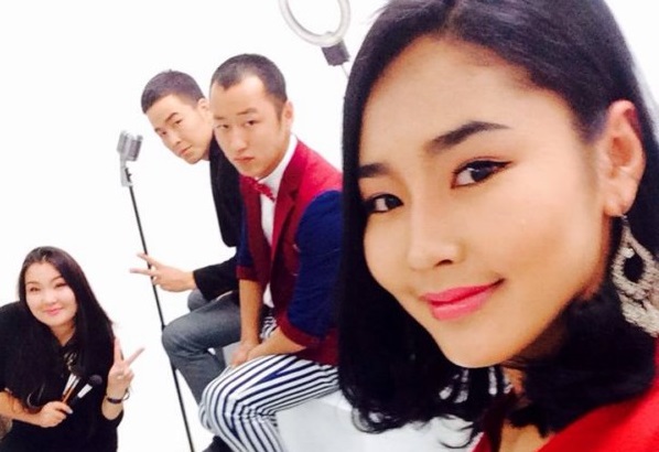 Дуучин Г.Улаанцэцэгийн сүүлийн үеийн шинэхэн зурагнаас